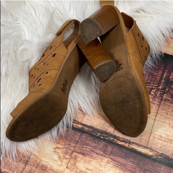 Heart D Brown Laser Cut Booties Heels - Picture 10 of 11